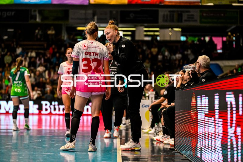 Meike Schmelzer im Gespräch an der Seitenlinie der EWS Arena