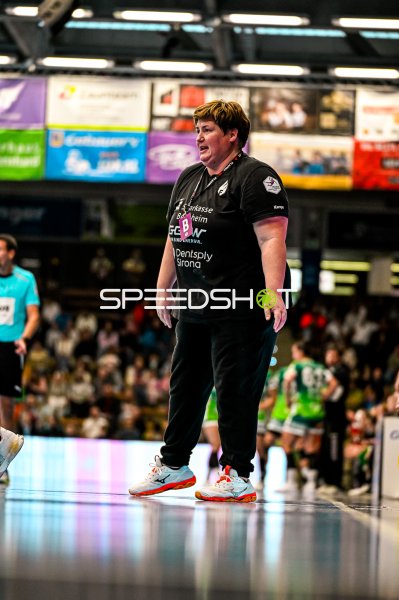 Trainerin der HSG Bensheim/Auerbach in der EWS Arena Göppingen
