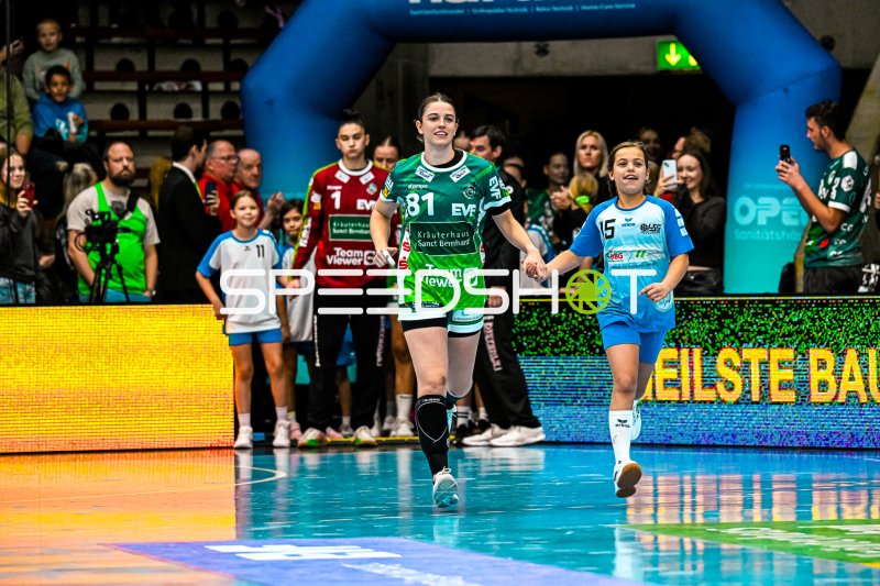 Lea Neubrander (#81; Frisch auf Göppingen) beim Einlaufen in der EWS Arena