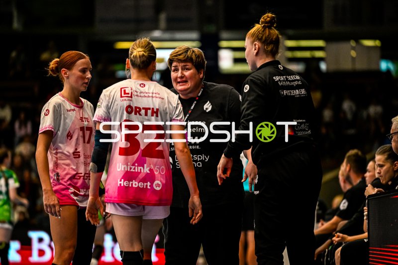 Spielerinnen von HSG Bensheim/Auerbach und Offizielle in der EWS Arena