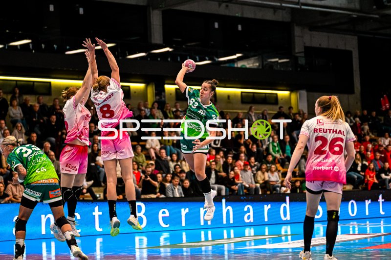 Stephanie Elies (#63; Frisch auf Göppingen) im Sprungwurf gegen Bensheim/Auerbach