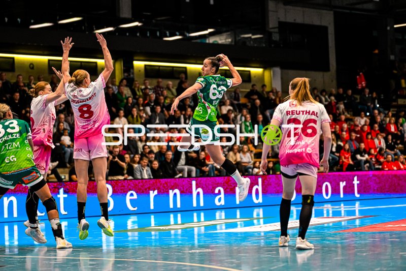 Stephanie Elies (#63; Frisch auf Göppingen) im Sprungwurf gegen Bensheim/Auerbach