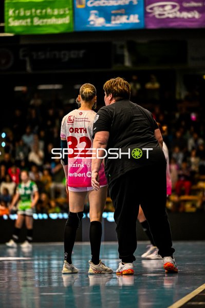 Haruno Sasaki (#32; Frisch auf Göppingen) im Gespräch mit Trainer