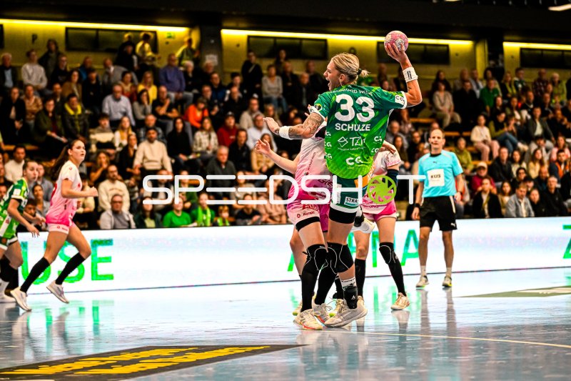 Luisa Schulze (#33; Frisch auf Göppingen) im Sprungwurf gegen Bensheim/Auerbach