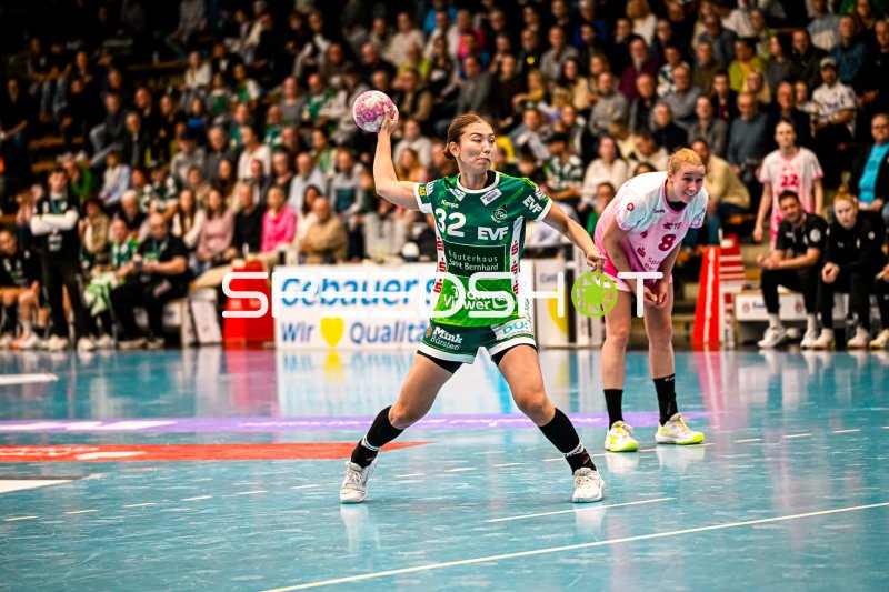Haruno Sasaki (#32; Frisch auf Göppingen) im Sprungwurf
