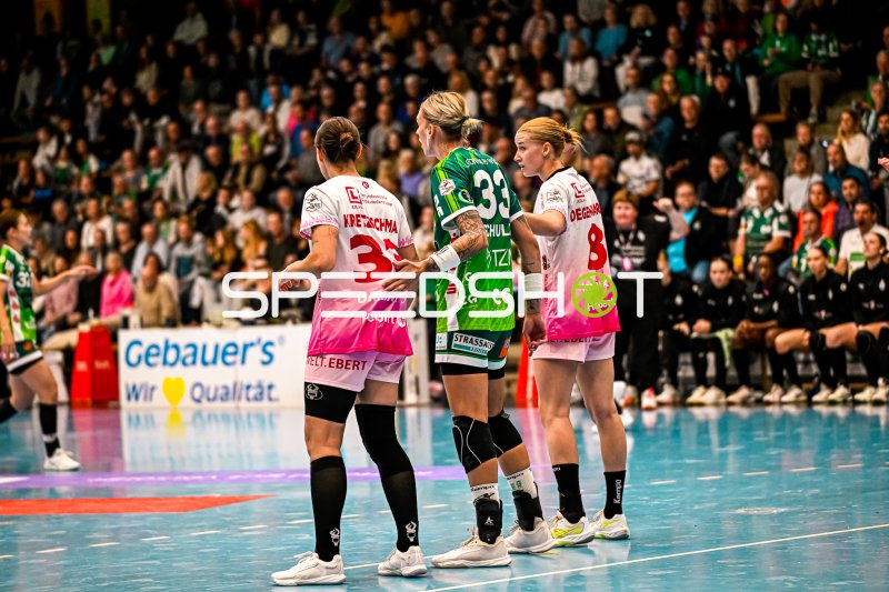 Luisa Schulze (#33; Frisch auf Göppingen) im Gespräch mit Gegnerin