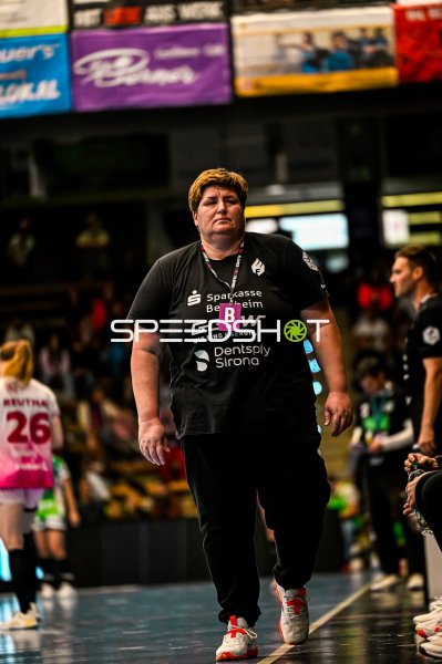 Trainerin der HSG Bensheim/Auerbach an der Seitenlinie in der EWS Arena