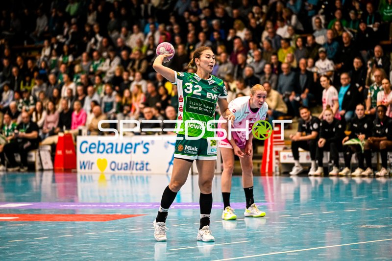 Haruno Sasaki (#32; Frisch auf Göppingen) im Sprungwurf gegen Bensheim/Auerbach