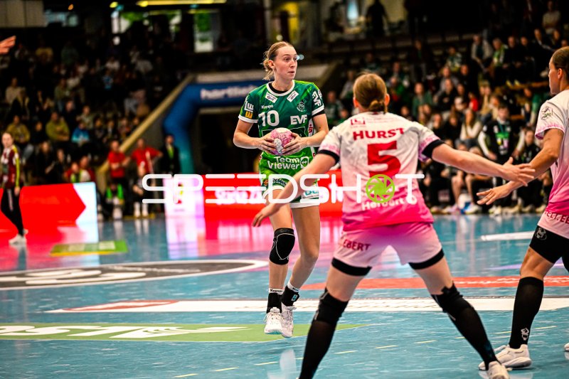 Matilda Ehlert (#10; Frisch auf Göppingen) im Spielaufbau gegen Bensheim/Auerbach