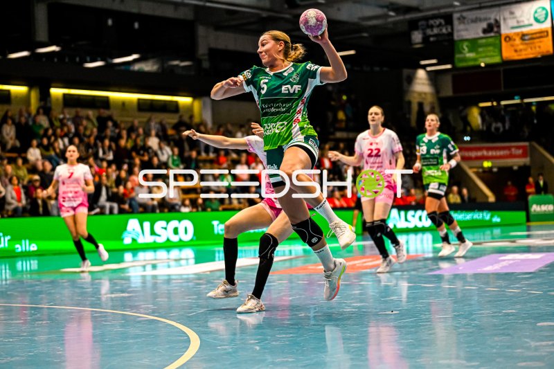Ann Kynast (#5; Frisch auf Göppingen) im Sprungwurf gegen Bensheim/Auerbach