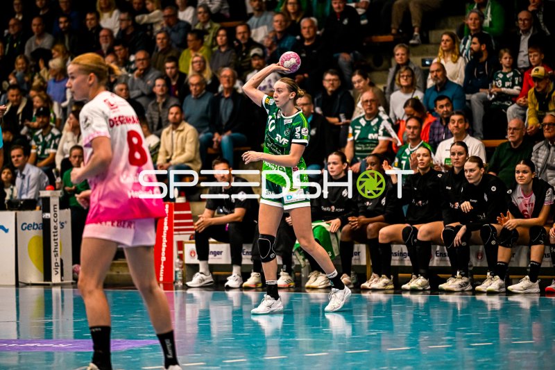 Matilda Ehlert (#10; Frisch auf Göppingen) im Sprungwurf gegen Bensheim/Auerbach
