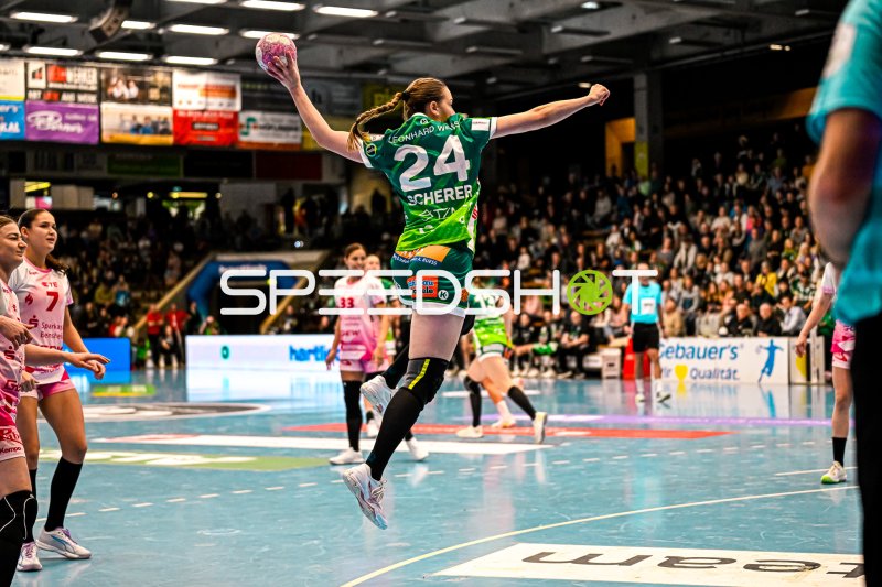 Luisa Scherer (#24; Frisch auf Göppingen) im Sprungwurf gegen Bensheim/Auerbach