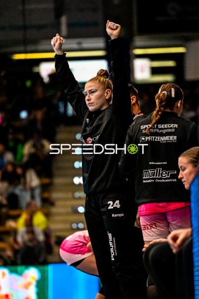 Meike Schmelzer jubelt an der Seitenlinie in der EWS Arena
