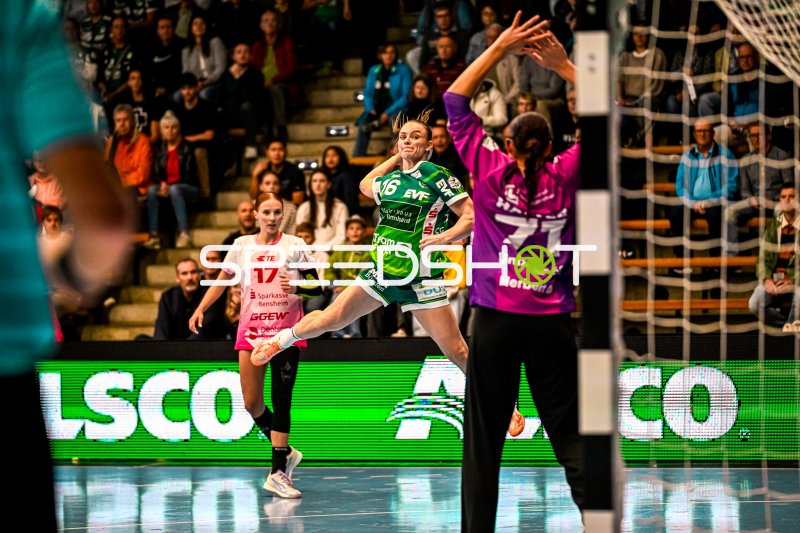 Spielerin von Frisch auf Göppingen im Sprungwurf gegen HSG Bensheim/Auerbach