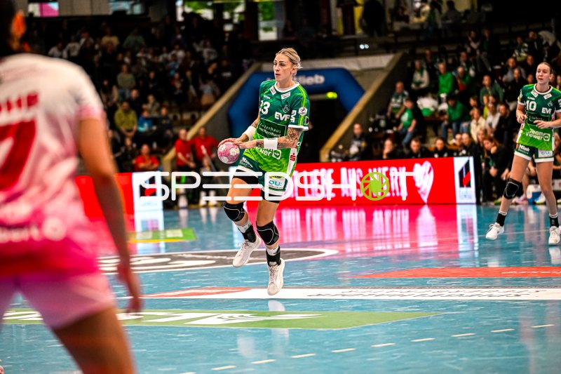 Luisa Schulze (#33; Frisch auf Göppingen) mit Ball im Angriff