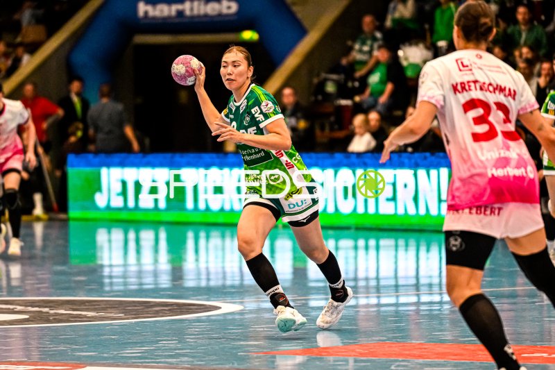 Haruno Sasaki (#32; Frisch auf Göppingen) im Sprungwurf gegen Bensheim/Auerbach