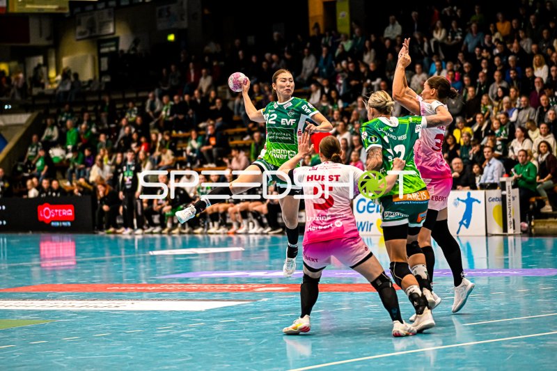 Haruno Sasaki (#32; Frisch auf Göppingen) im Sprungwurf gegen Bensheim/Auerbach