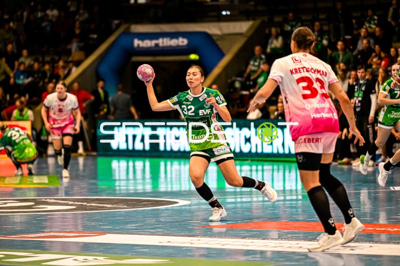 Haruno Sasaki (#32; Frisch auf Göppingen) im Sprungwurf gegen Bensheim/Auerbach