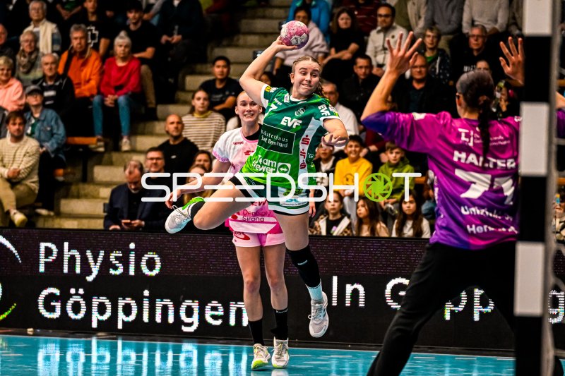 Lena Sophia Degenhardt (Frisch auf Göppingen) jubelt mit Ball in der EWS Arena