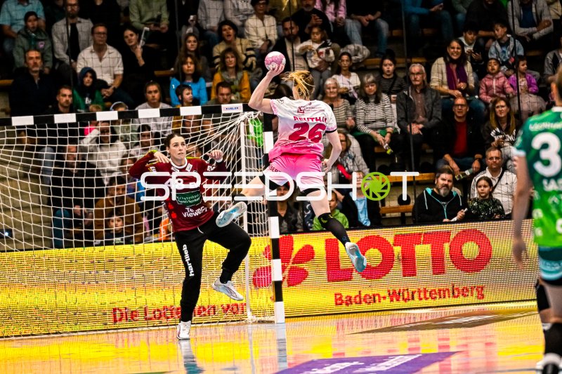 Spielerin der HSG Bensheim/Auerbach im Sprungwurf gegen Göppingen