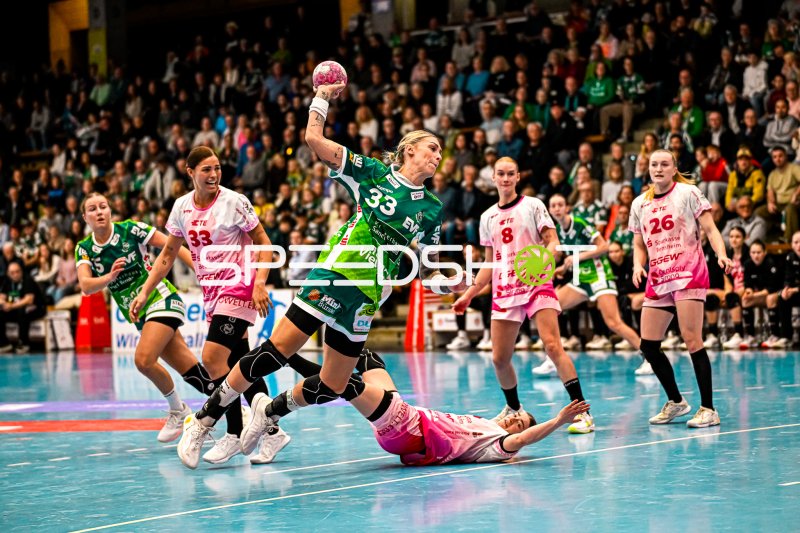 Luisa Schulze (#33; Frisch auf Göppingen) im Sprungwurf gegen Bensheim/Auerbach