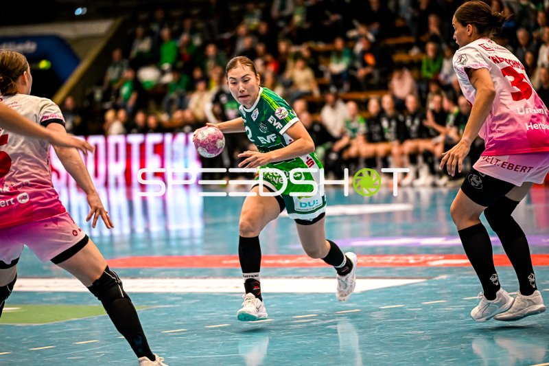 Haruno Sasaki (#32; Frisch auf Göppingen) im Angriff gegen Bensheim/Auerbach