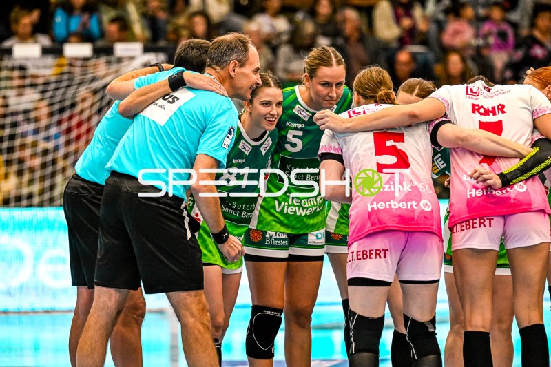 Lea Neubrander (#81; Frisch auf Göppingen) und Ann Kynast (#5; Frisch auf Göppingen) im Teamjubel