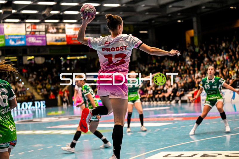 Spielerin der HSG Bensheim/Auerbach im Sprungwurf gegen Frisch auf Göppingen