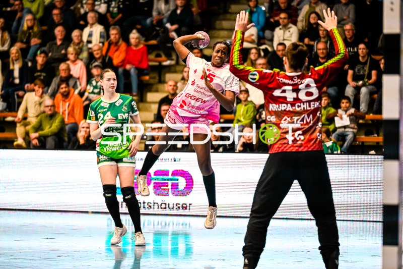 Luisa Scherer (#24; Frisch auf Göppingen) im Sprungwurf gegen Bensheim/Auerbach