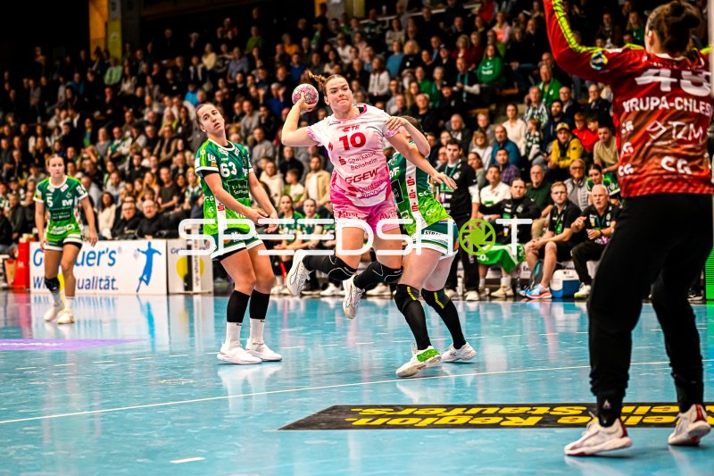 Spielerin von HSG Bensheim/Auerbach im Sprungwurf gegen Frisch auf Göppingen