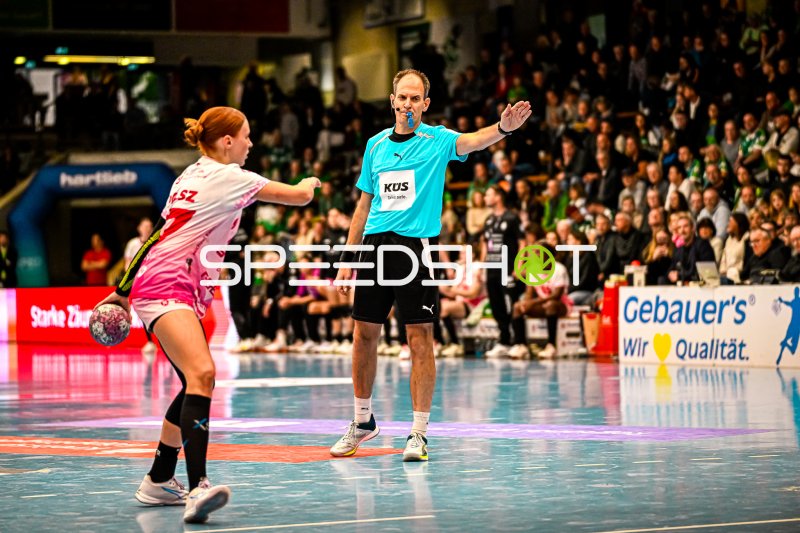 Schiedsrichter pfeift Spielunterbrechung in der EWS Arena Göppingen