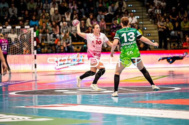 Ida Hoberg Rasmussen (#10; HSG Bensheim/Auerbach) im Sprungwurf gegen Frisch auf Göppingen