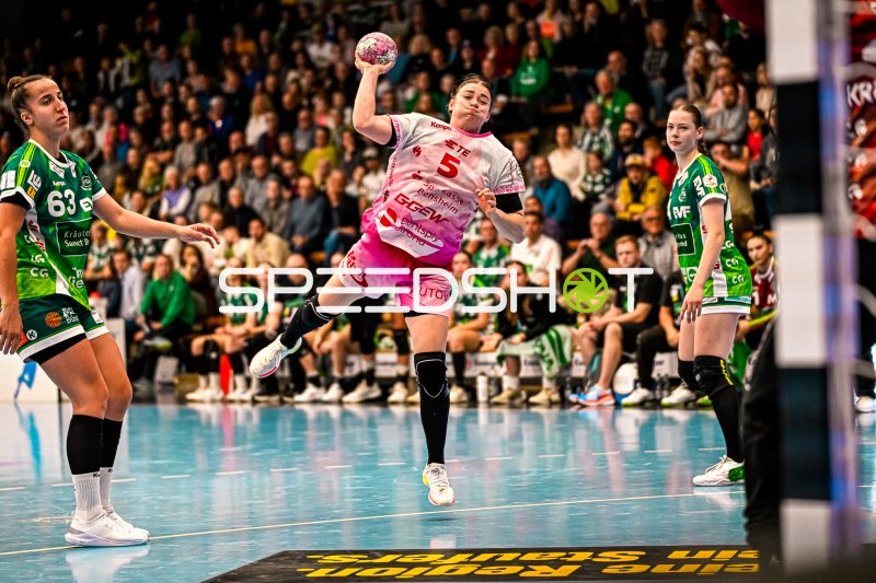 Ann Kynast (#5; HSG Bensheim/Auerbach) im Sprungwurf gegen Frisch auf Göppingen