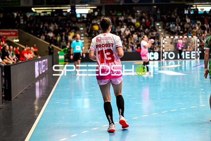 Aylin Bornhardt (#13; HSG Bensheim/Auerbach) läuft über das Spielfeld