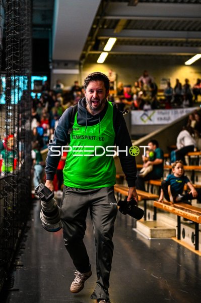 Fotograf mit Kamera und Objektiv in der EWS Arena Göppingen