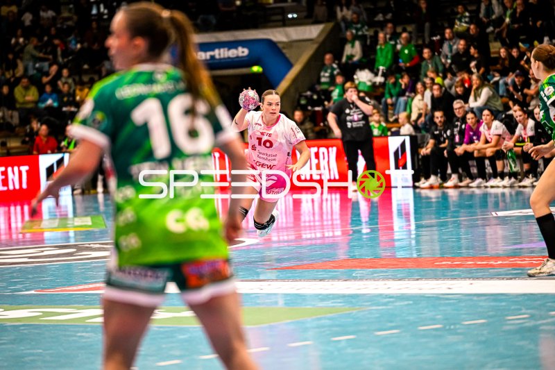 Ida Hoberg Rasmussen (#10; HSG Bensheim/Auerbach) im Angriff gegen Frisch auf Göppingen