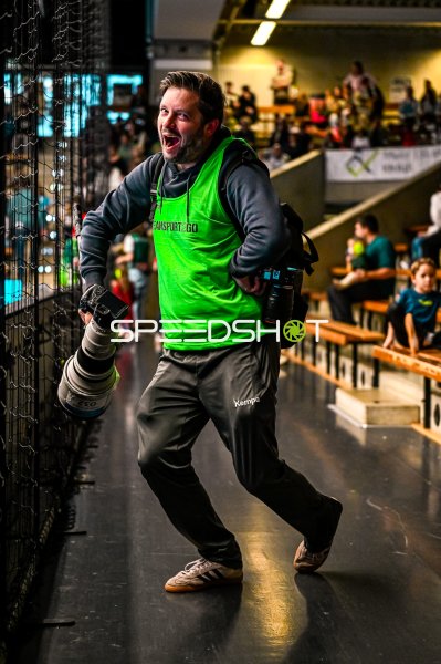 Fotograf an der Seitenlinie in der EWS Arena Göppingen