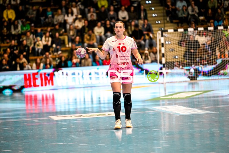 Ida Hoberg Rasmussen (#10; HSG Bensheim/Auerbach) mit Ball in der EWS Arena