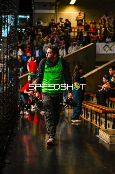 Fotografin mit Kamera in der EWS Arena Göppingen