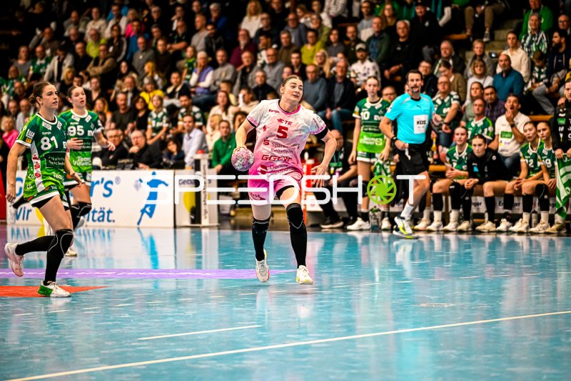 Spielerin im Weiß-Rosa-Trikot mit Ball in der EWS Arena Göppingen