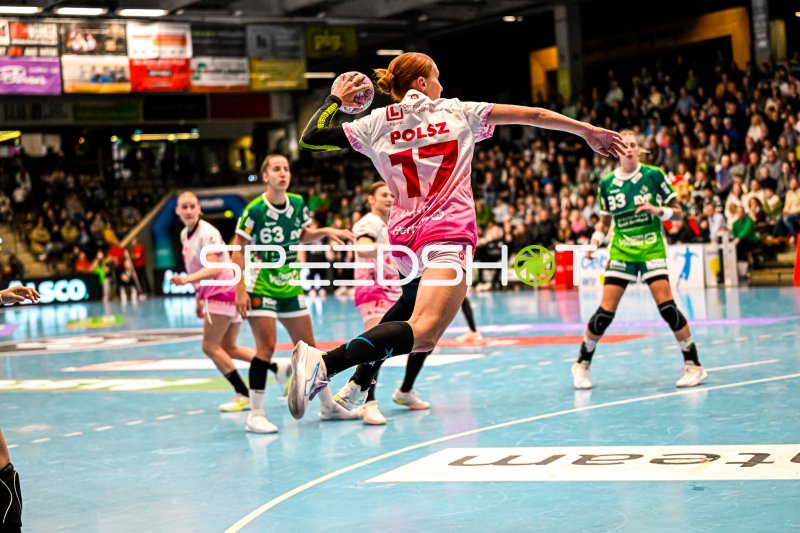 Spielerin im rosa Trikot mit #17 POLSZ im Sprungwurf gegen grüne Abwehr