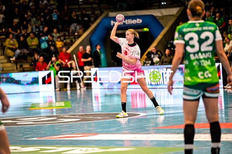 Spielerin der HSG Bensheim/Auerbach im Sprungwurf in der EWS Arena