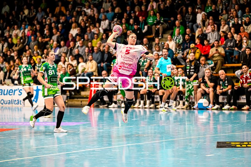 Isabell Hurst (#5; HSG Bensheim/Auerbach) im Sprungwurf gegen Lea Neubrander (#81; Frisch auf Göppingen)