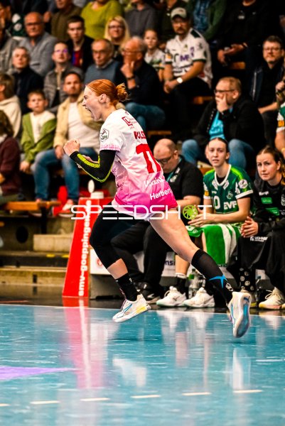Matilda Ehlert (#10; Frisch auf Göppingen) im Sprint an der Seitenlinie