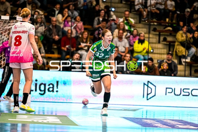 Haruno Sasaki (#32; Frisch auf Göppingen) im Spielaufbau gegen Bensheim/Auerbach