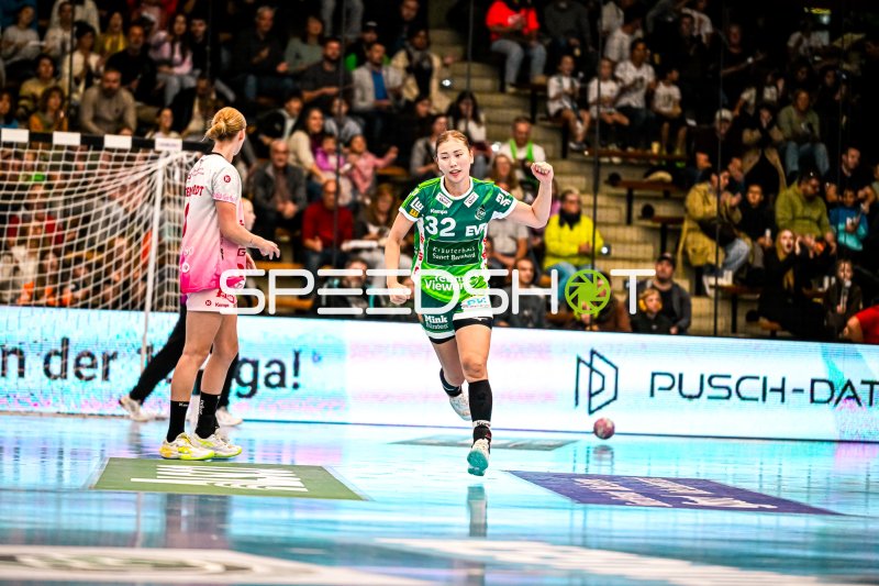 Haruno Sasaki (#32; Frisch auf Göppingen) jubelt nach Tor