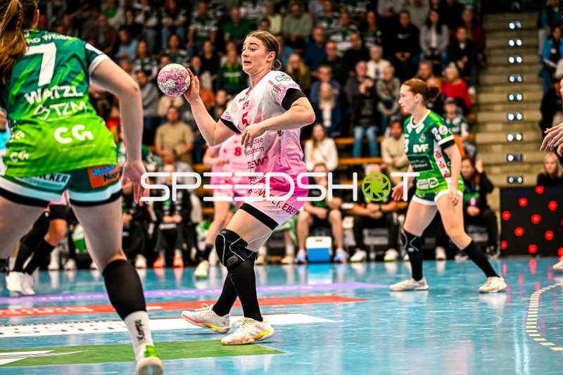 Isabell Hurst im Sprungwurf gegen die Abwehr von Bensheim/Auerbach