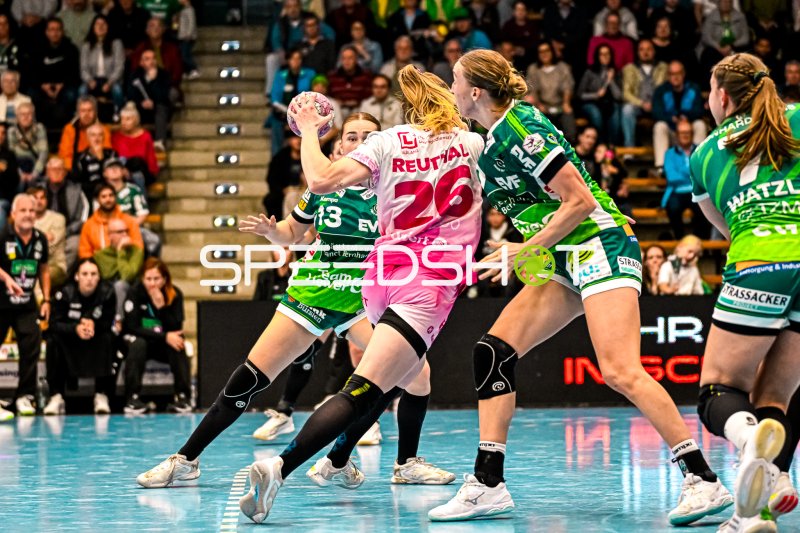 Mirja Lingsø Jensen (#22; HSG Bensheim/Auerbach) im Sprungwurf gegen Frisch auf Göppingen