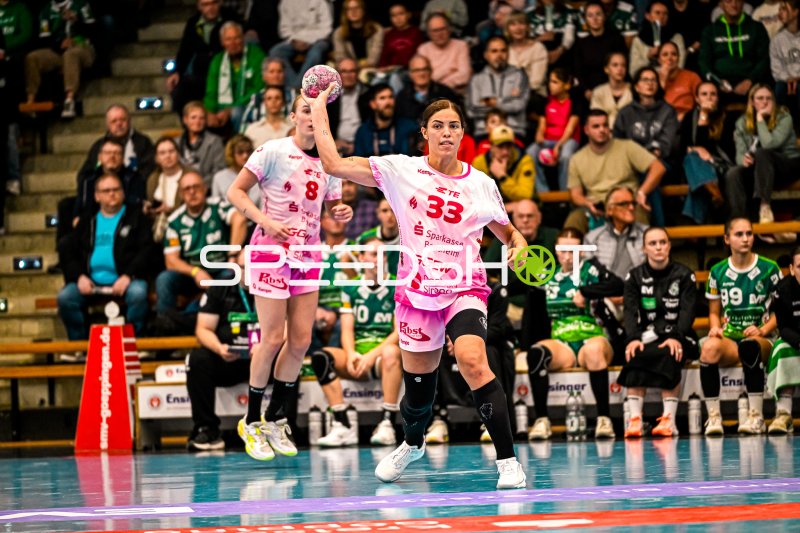 Lucie-Marie Kretzschmar (#33; HSG Bensheim/Auerbach) im Spielaufbau