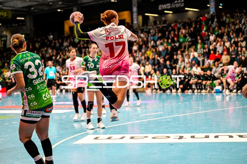 Spielerin im Sprungwurf gegen HSG Bensheim/Auerbach in der EWS Arena